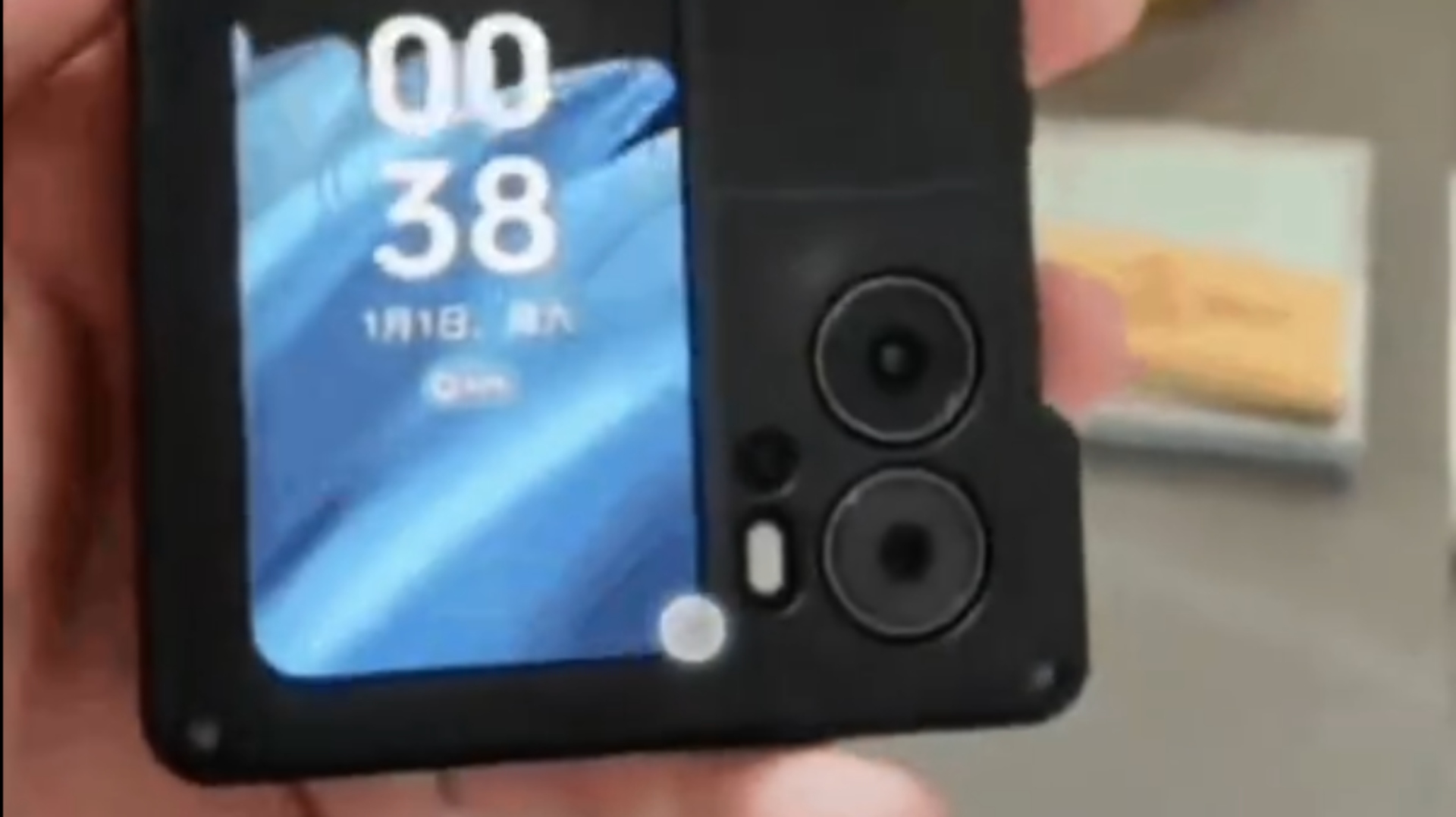 A Galaxy Z Flip 4-style foldable may maybe maybe even be days away and it goal correct leaked on video thumbnail