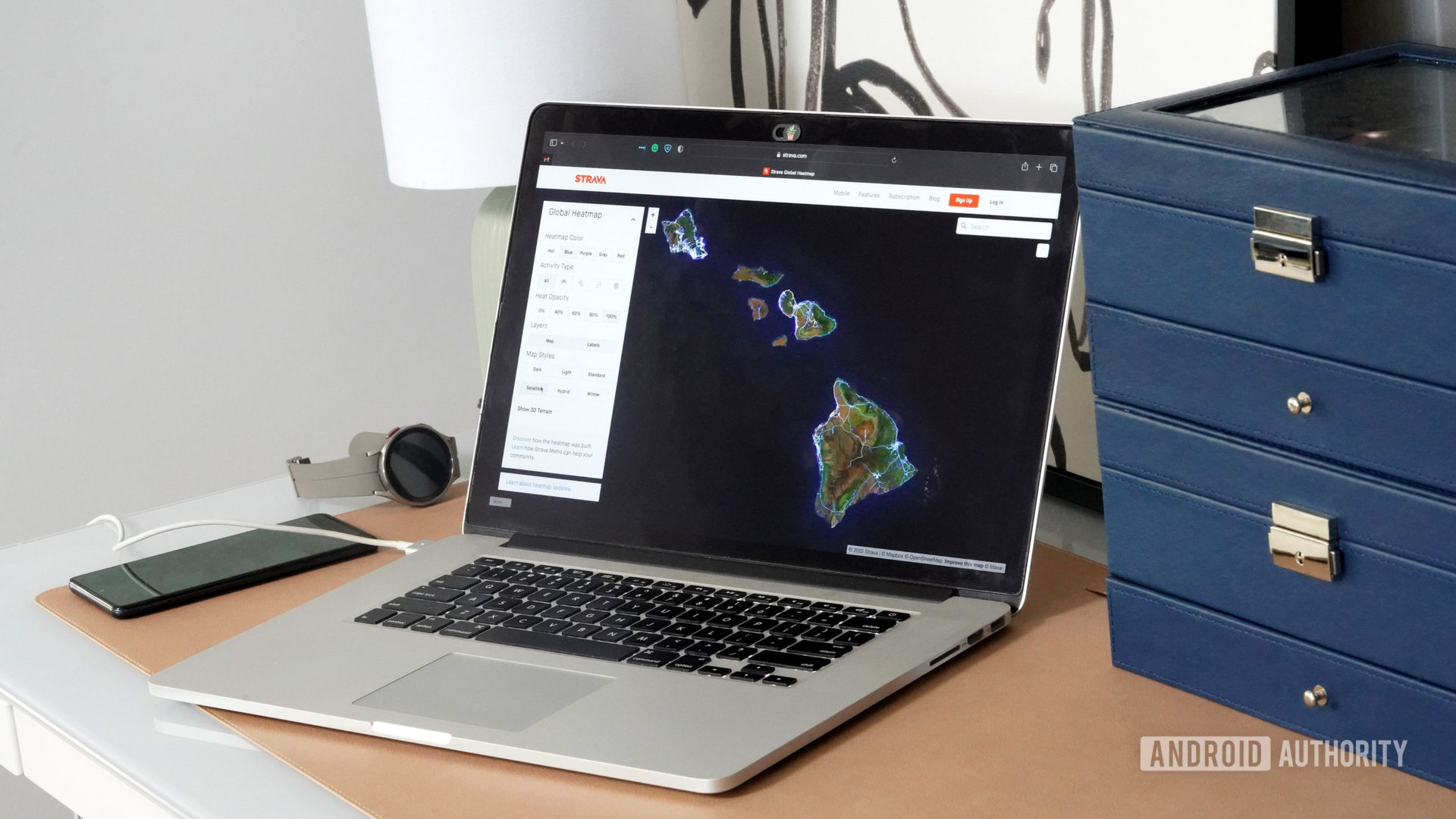 Sebuah laptop menampilkan Strava Global Heatmap yang diperbesar di Hawaii.