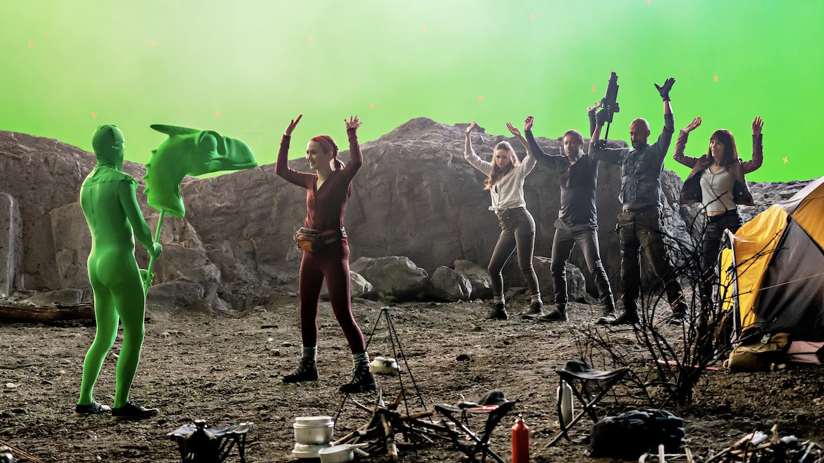 Iris Apatow as Crystal Chris, Karen Gillan as Carol Cobb, David Duchovny as Dustin Mulray, Keegan-Michael Key as Sean Knox, Leslie Mann as Lorraine Van Chance in front of a green screen in The Bubble