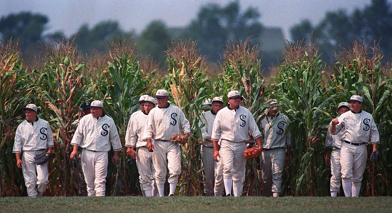 Jugadores de béisbol emergen de un campo de maíz en Field of Dreams