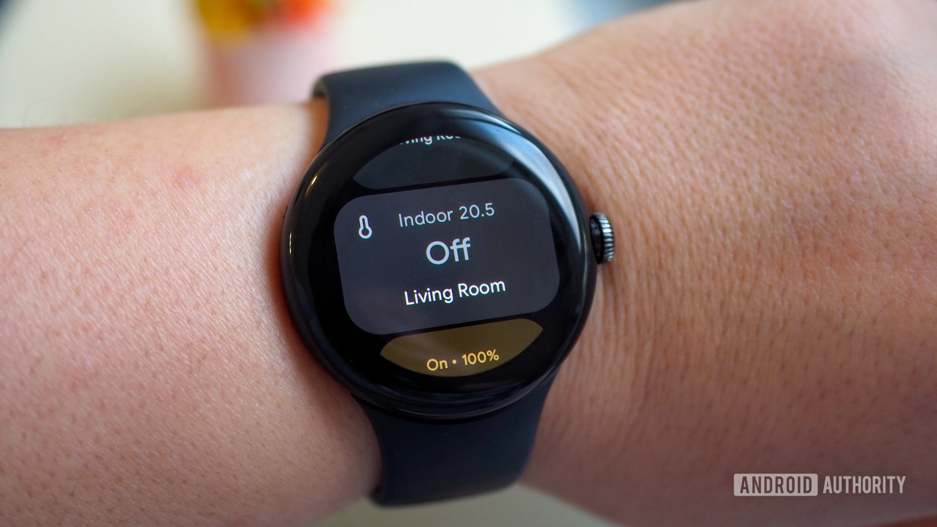 Application Google Home sur la Pixel Watch affichant les commandes du thermostat
