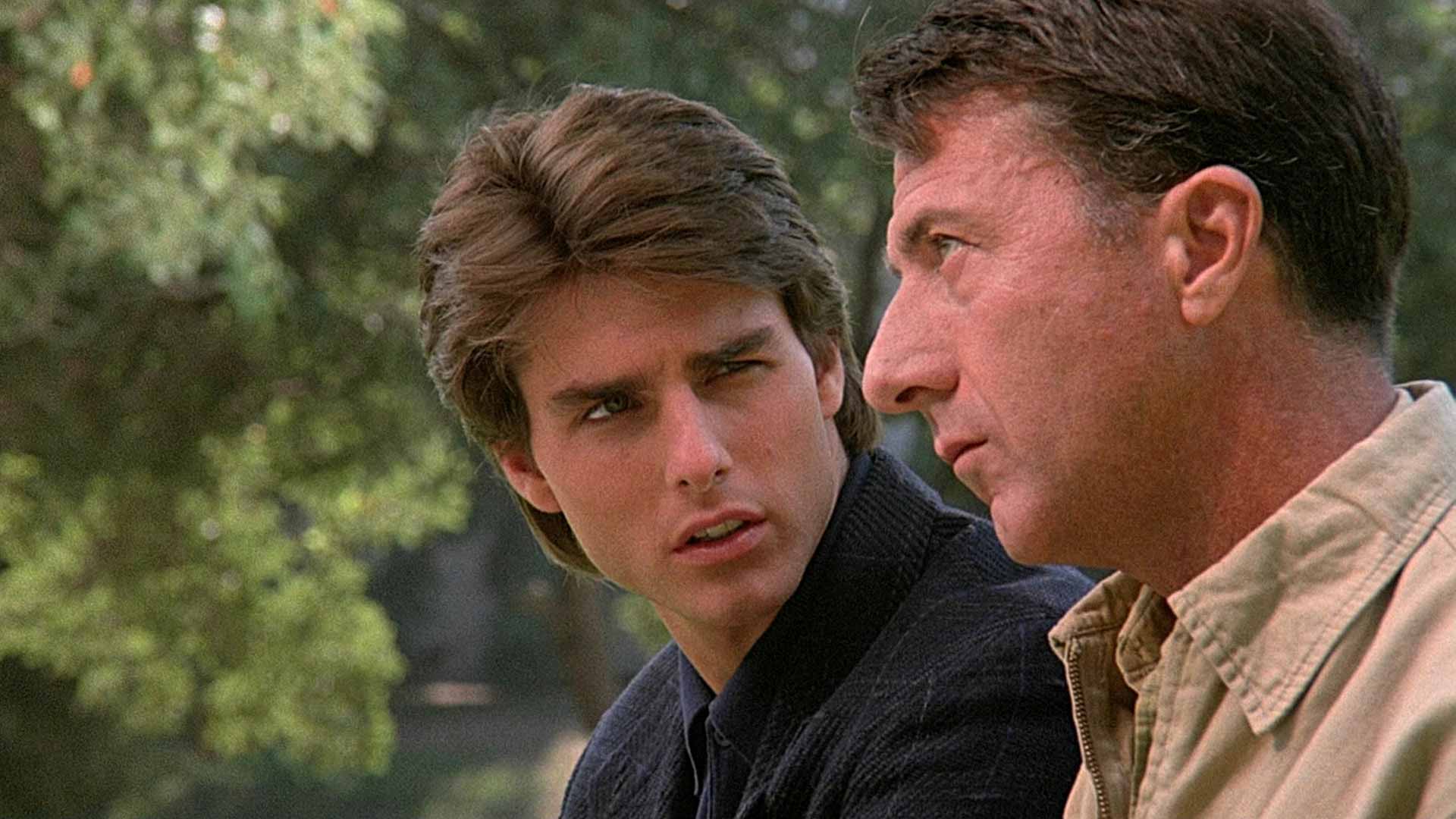 Un joven Tom Cruise charla con Dustin Hoffman en las películas de Rain Man 80s