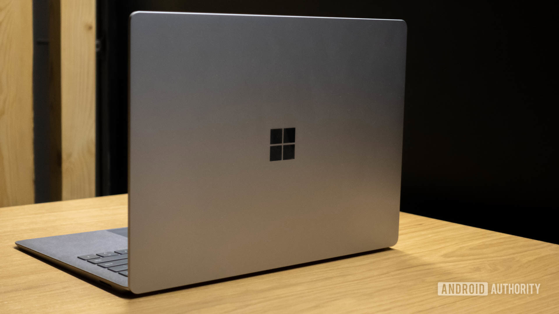 Surface Laptop 4 de vuelta sobre una mesa.