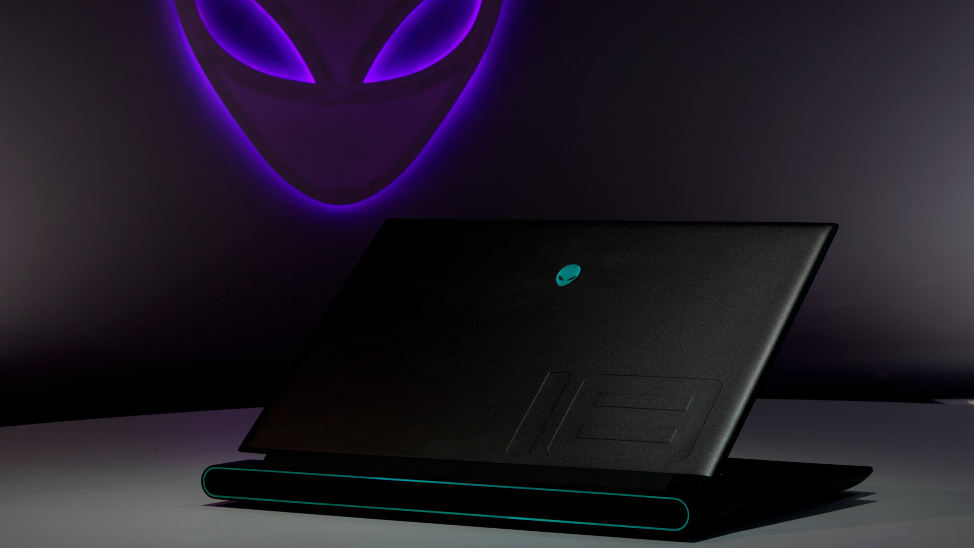 Alienware M18 lifestyle official