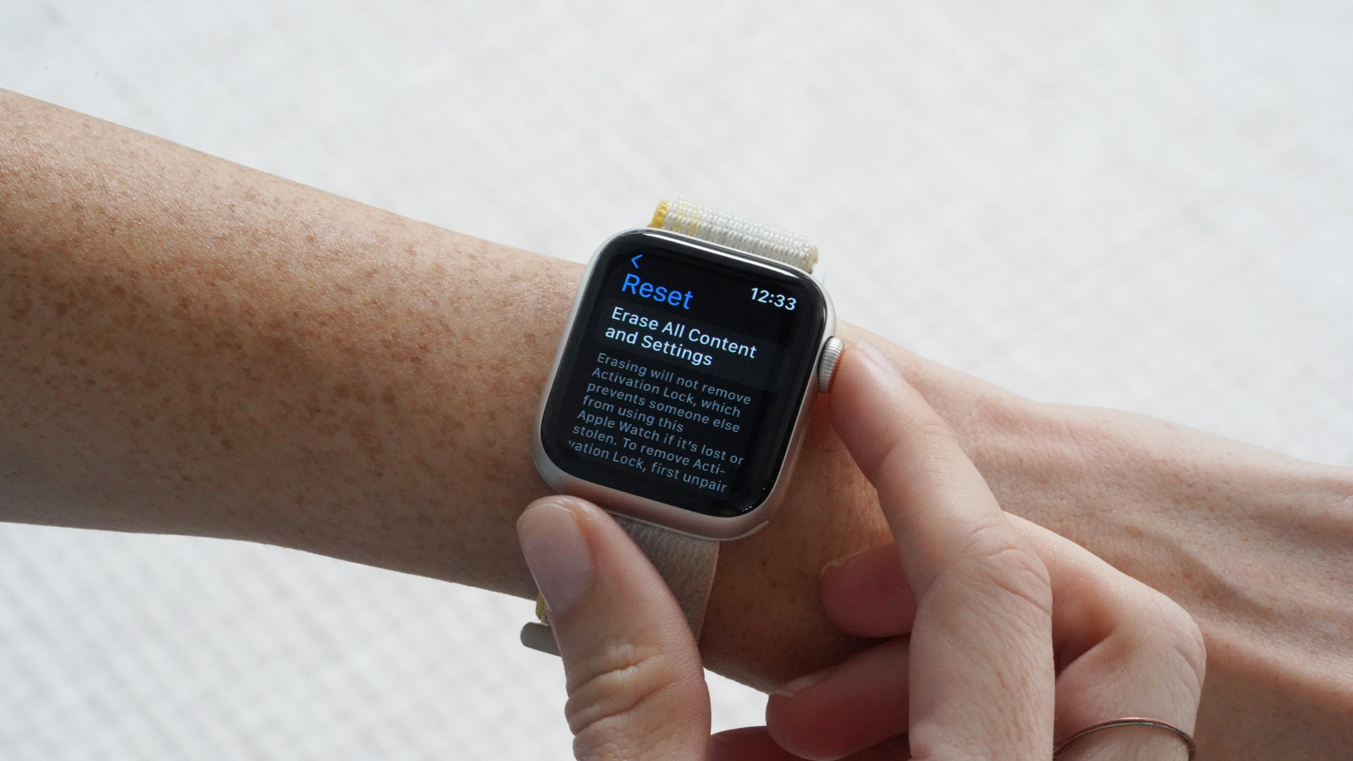 An Apple Watch user resets their Apple Watch SE 2.