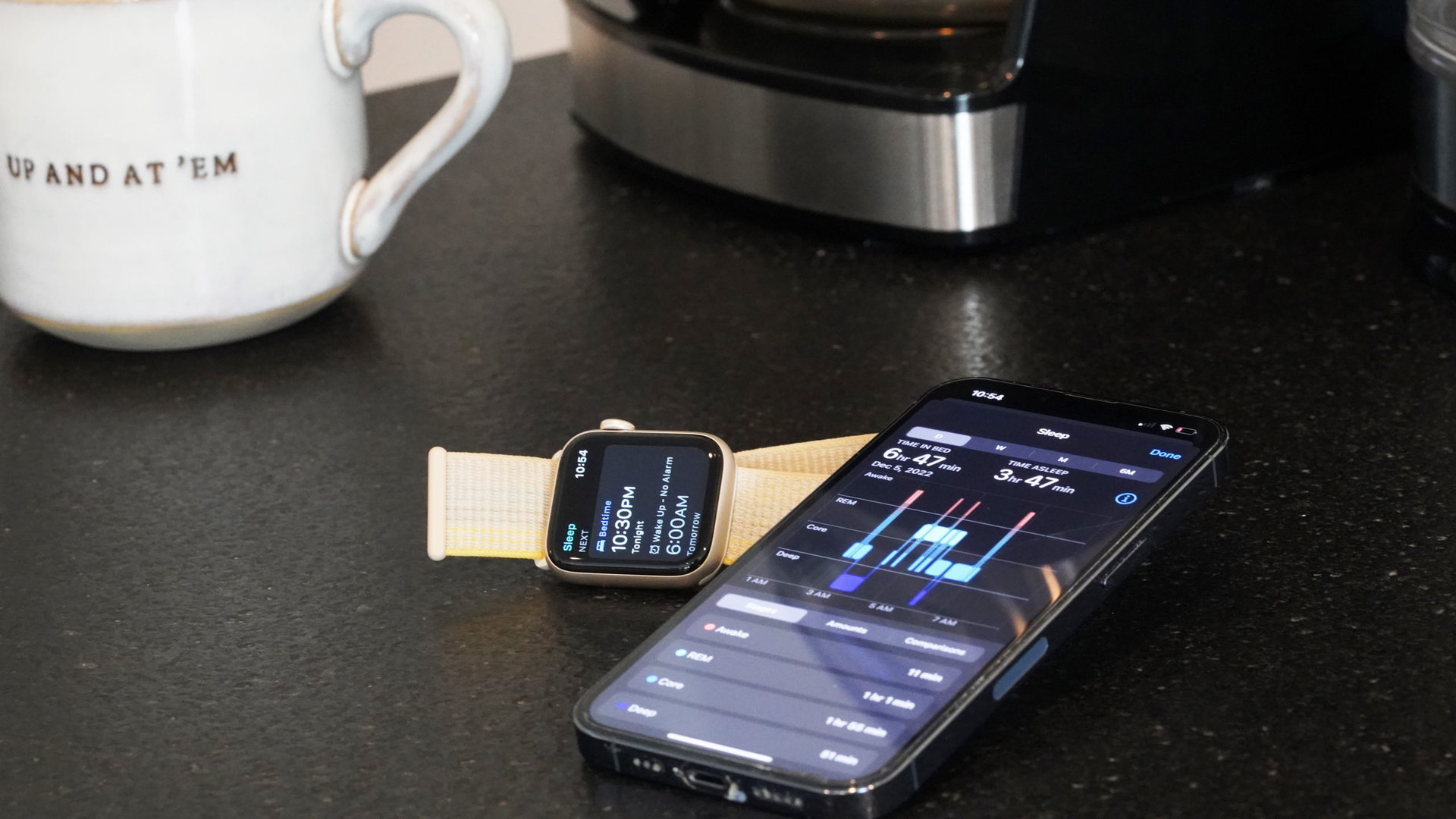 An Apple Watch SE 2022 rests on a counter displaying a user's sleep schedule.