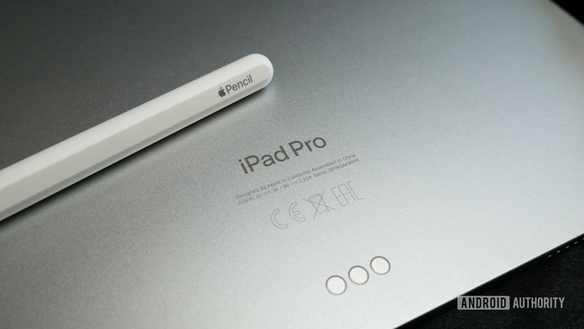 Apple iPad Pro M2 2022 logo and apple pencil