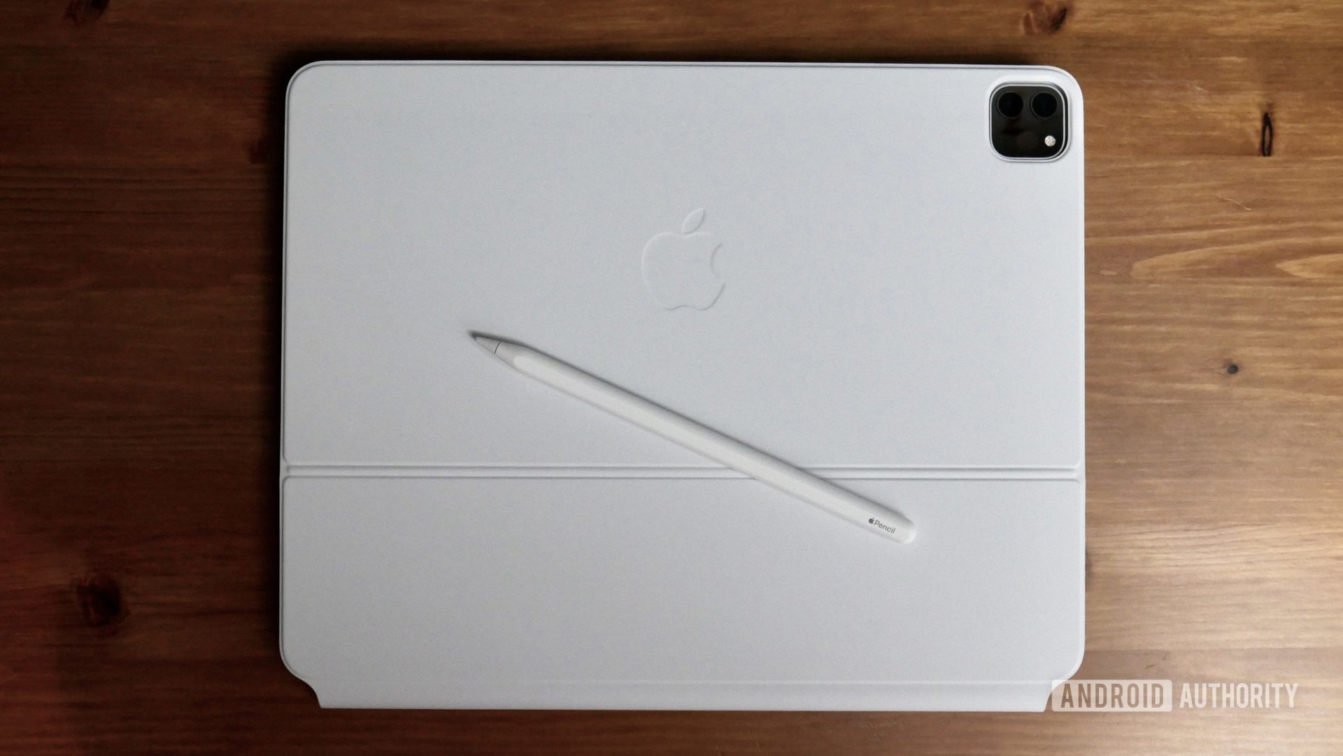 Apple iPad Pro M2 2022 magic keyboard closed apple pencil