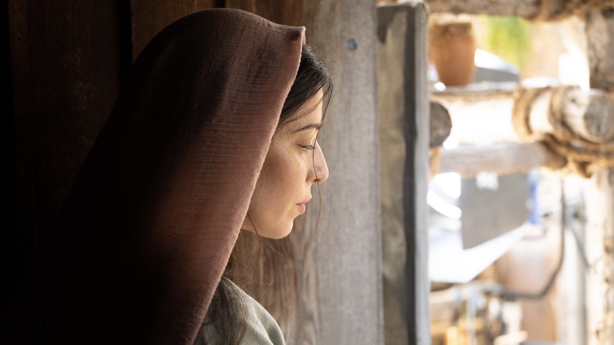Maria Magdalena berdiri di dekat jendela di The Chosen season 3