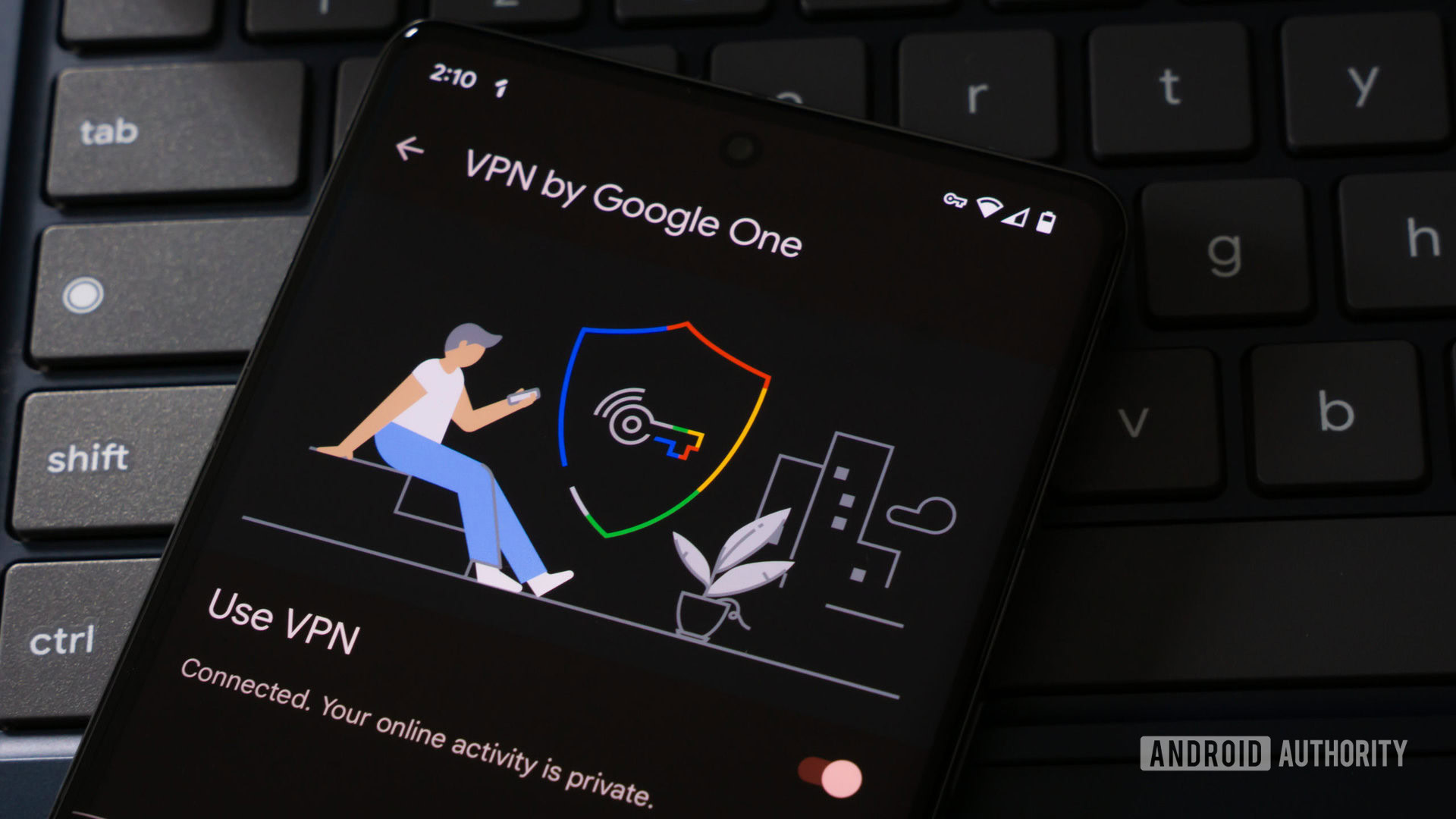 VPN par Google One fonctionnant sur un Pixel 7 Pro se trouvant sur un clavier