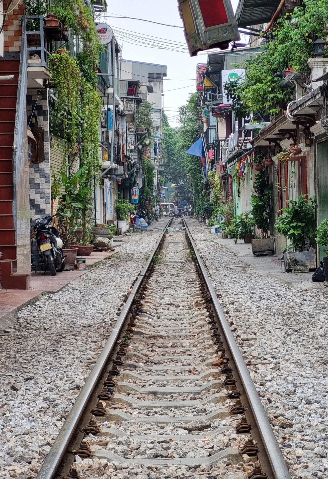 galaxy s21 fe camera sample of train tracks passing through a residential neighborhood in Hanoi