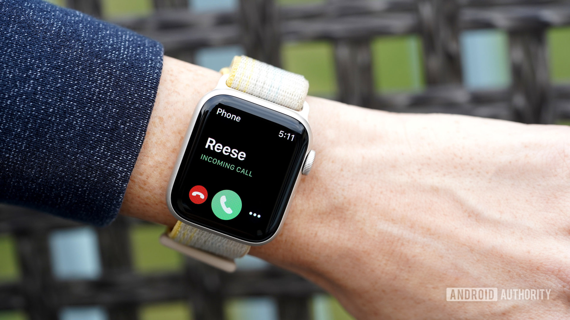 A user receives a phone call on their Apple Watch SE.