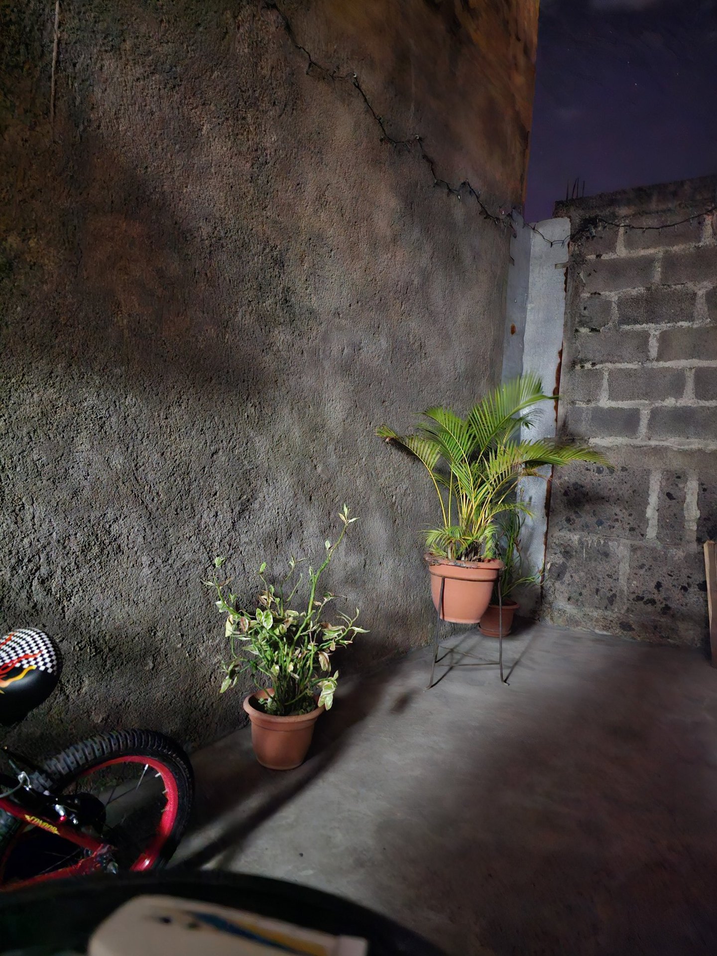 Edwards Urbina S23 Ultra night mode wall