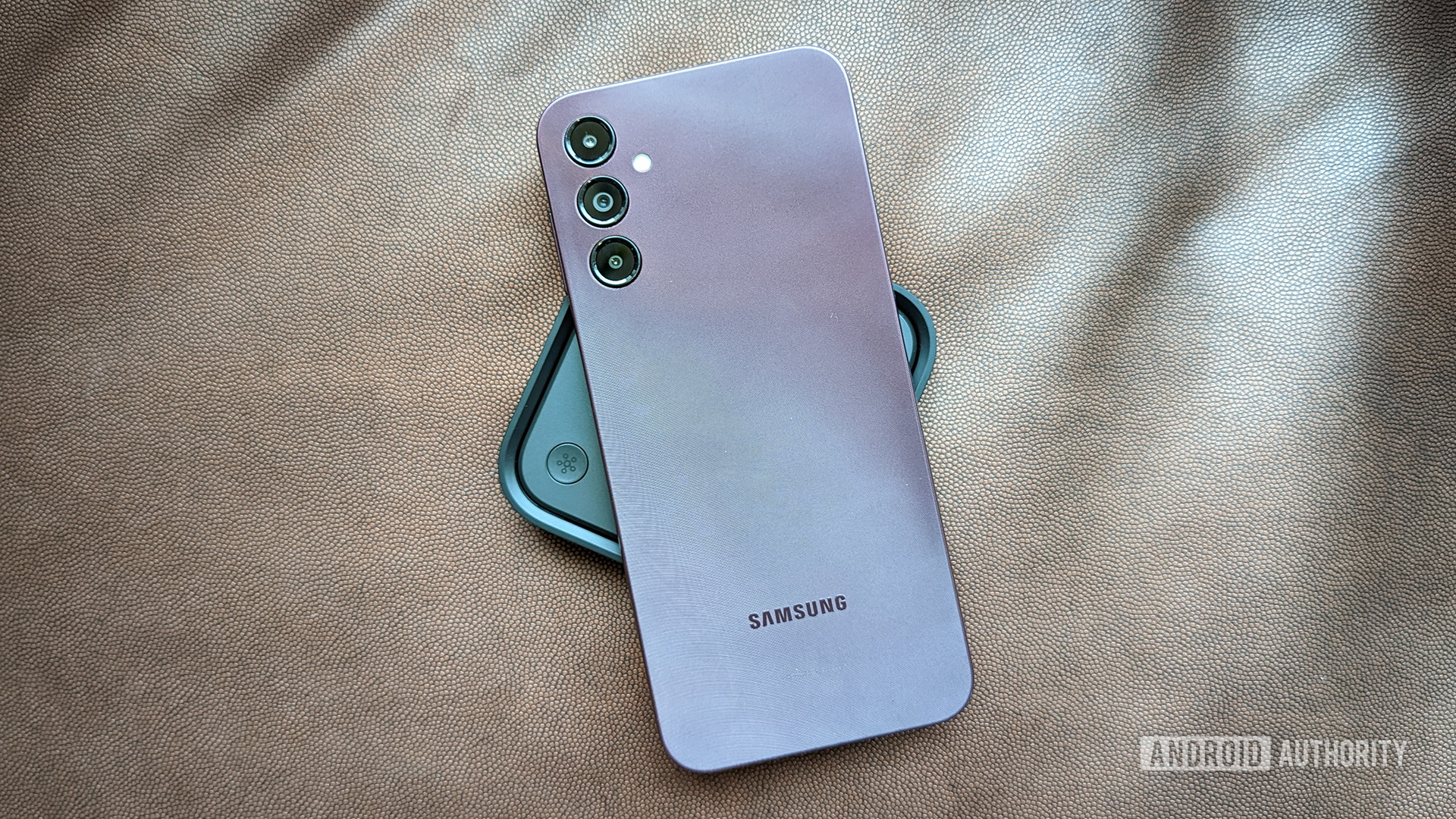Estación Samsung SmartThings con carga inalámbrica de teléfonos