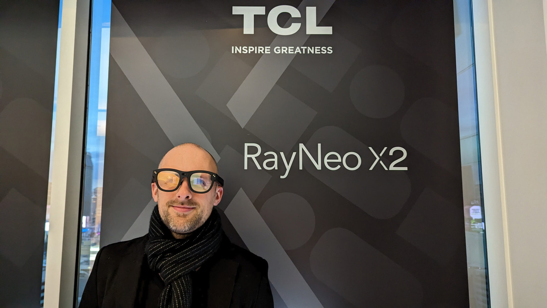 TCL RayNeo X2 Di Wajah dengan Tanda