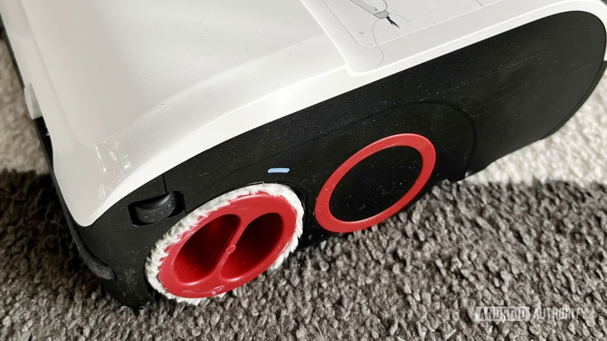 The Roborock Dyad Pro's rollers