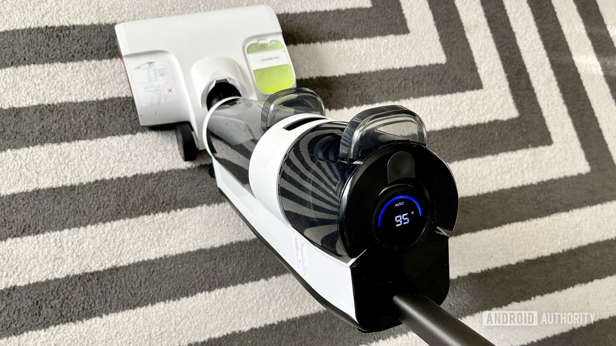 Vacuum the carpet with the Roborock Dyad Pro