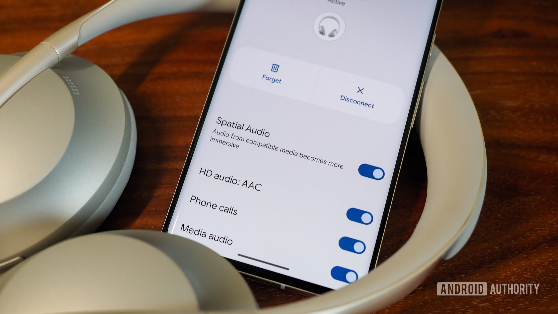 Google Pixel 7 Pro connected to Bose Headphones 700 with settings showing Spatial Audio toggle