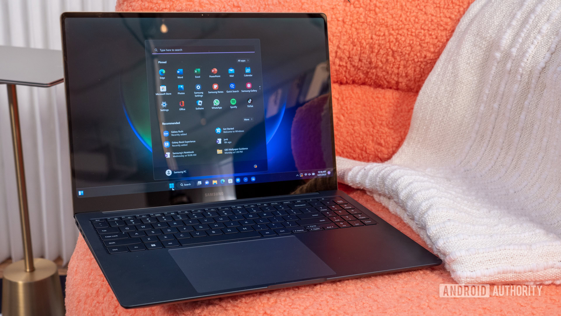 samsung galaxy book ultra na cadeira 1