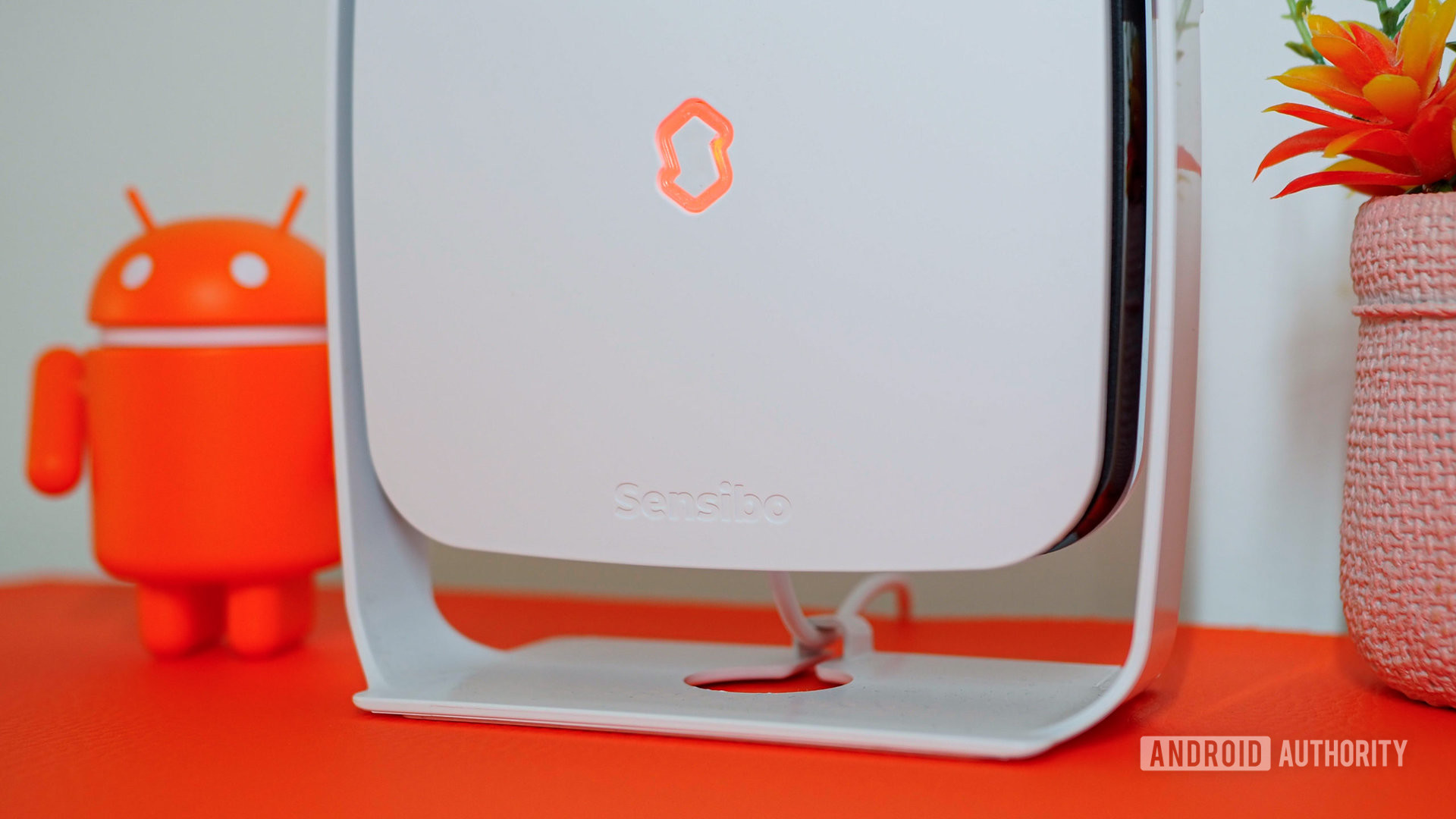 sensibo elements air quality monitor showing orange light for average air