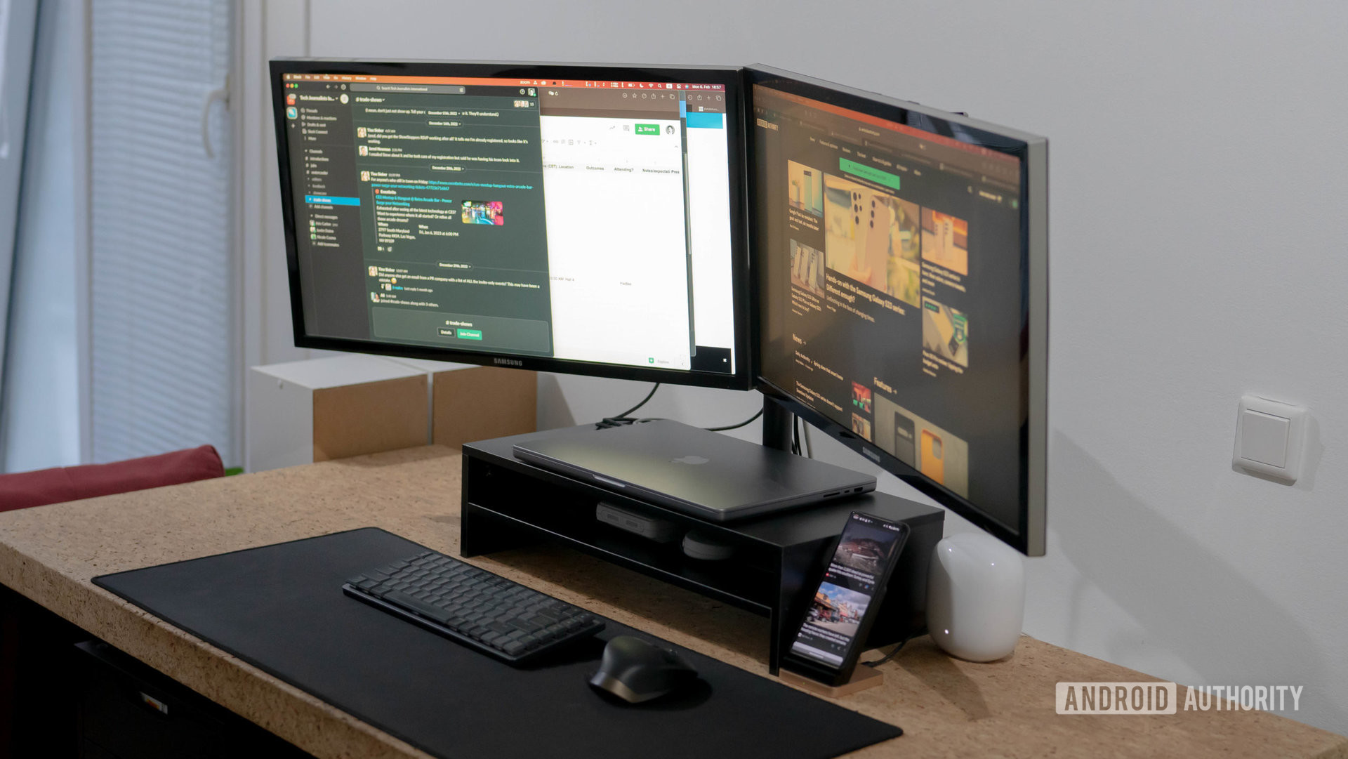Apple MacBook Pro 2023 clamshell mode desk setup