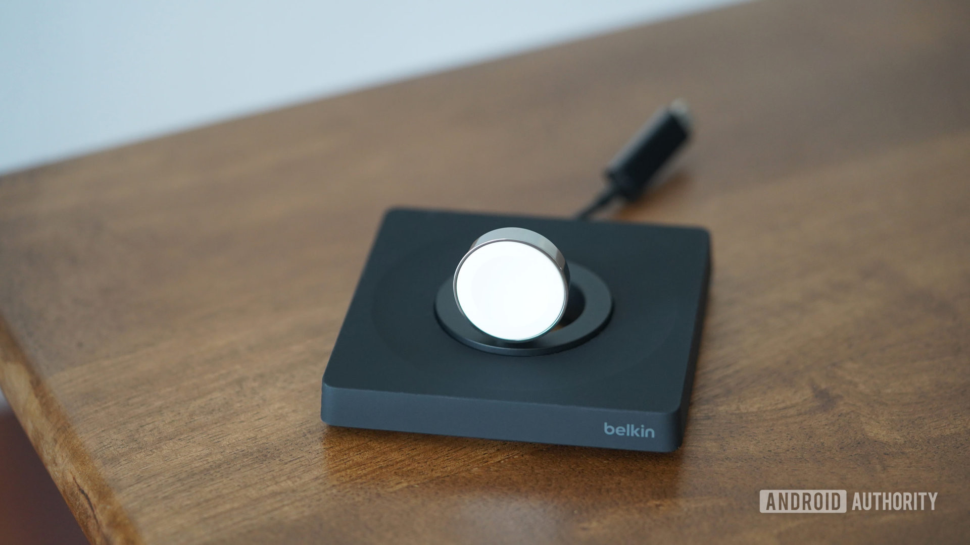 The adjustable charging puck allows your wearable to lay flat or charge in Nighstand mode.