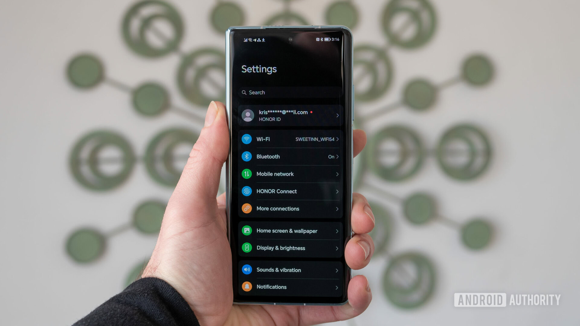 Honor Magic Vs settings menu in closed mode in hand