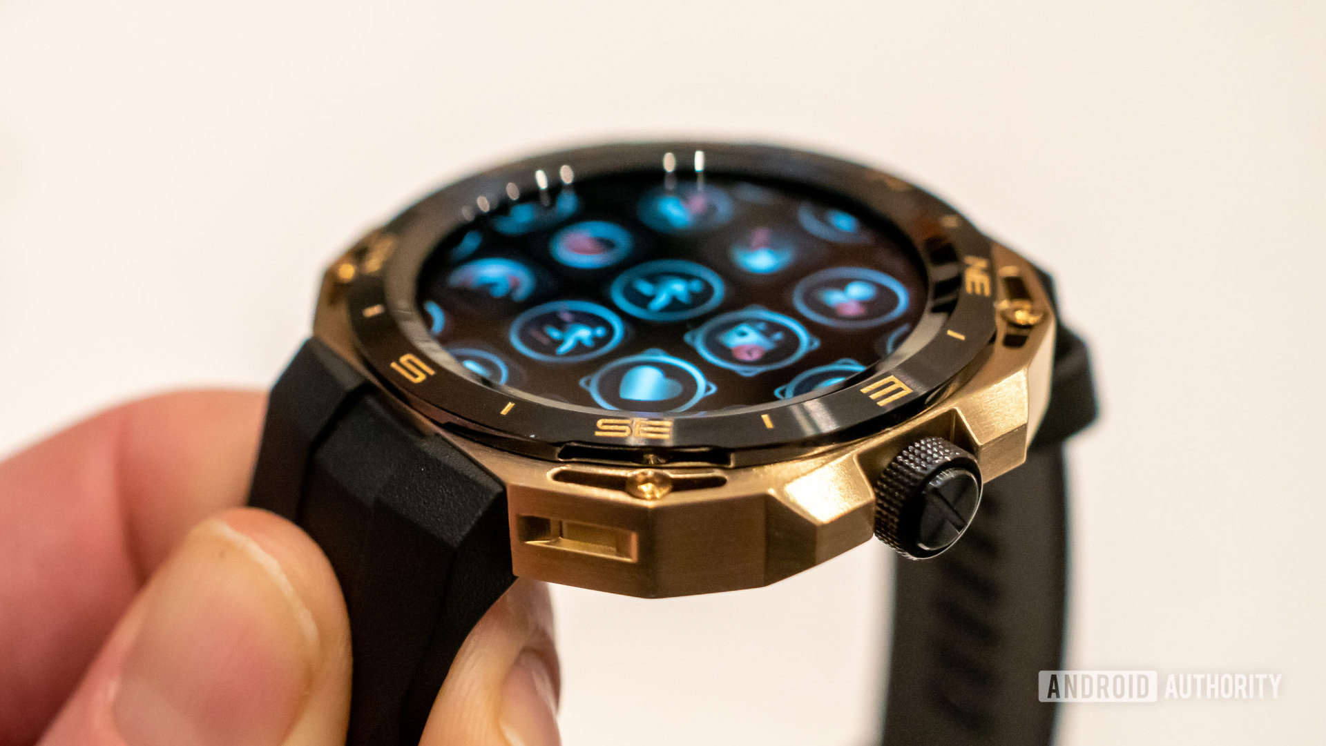 Huawei Watch GT Cyber gold black housing with apps on screen