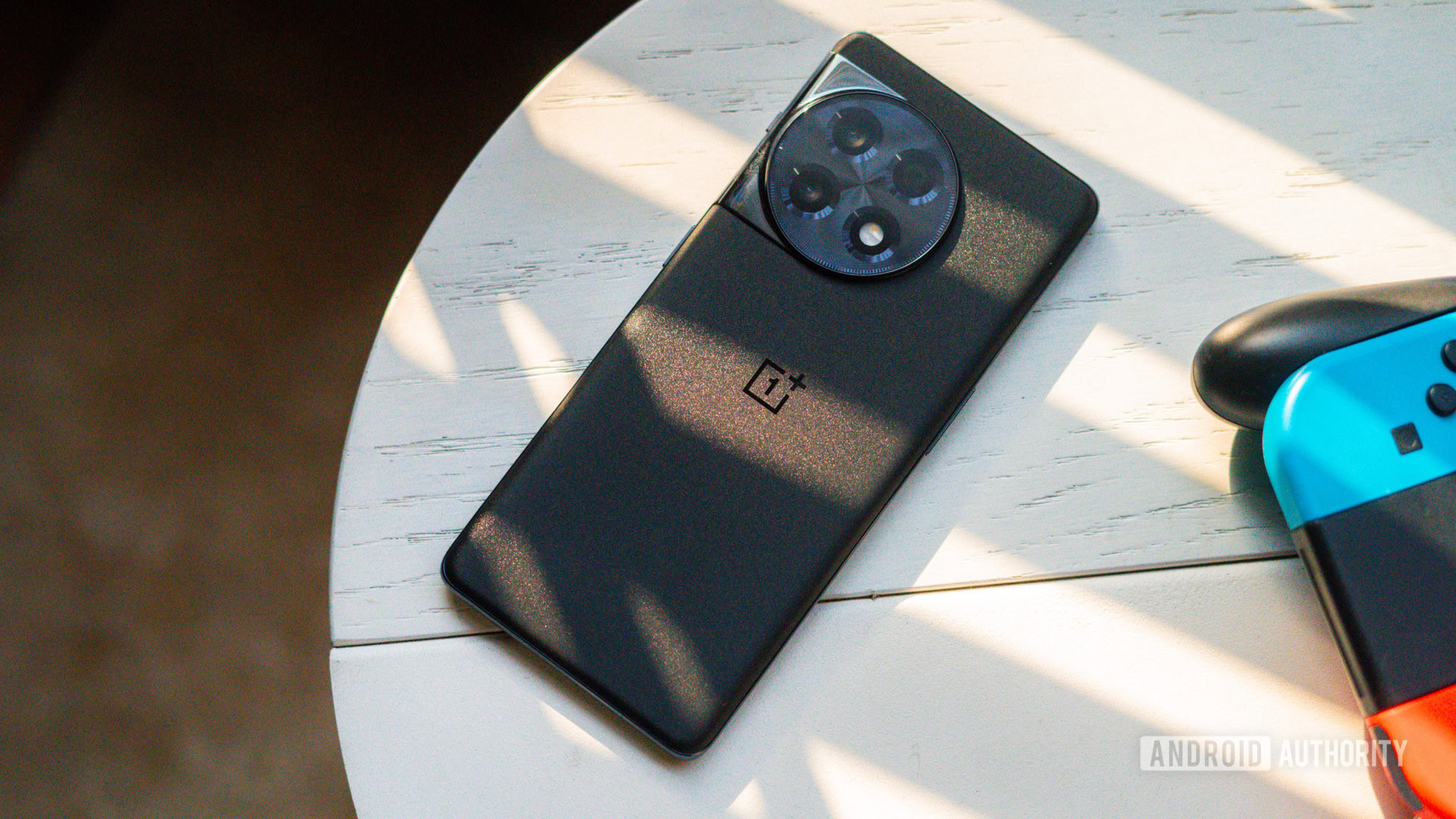 Oneplus 11R achterkant achterkant geplaatst op een tafel