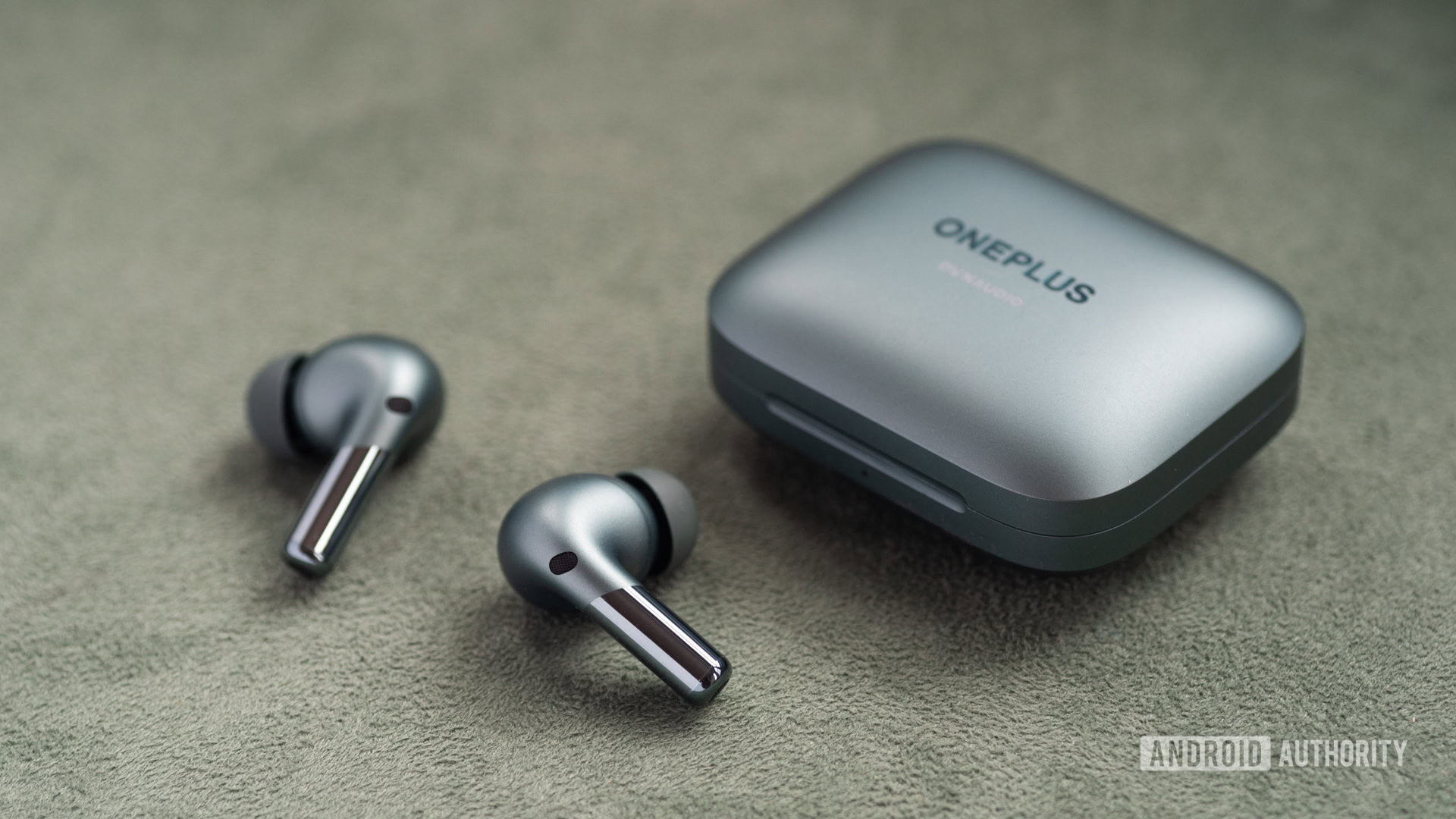 Los auriculares inalámbricos con cancelación de ruido OnePlus Buds Pro 2 fuera del estuche cerrado.