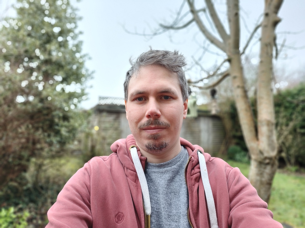 Oppo Find N2 Flip camera portrait selfie outdoors