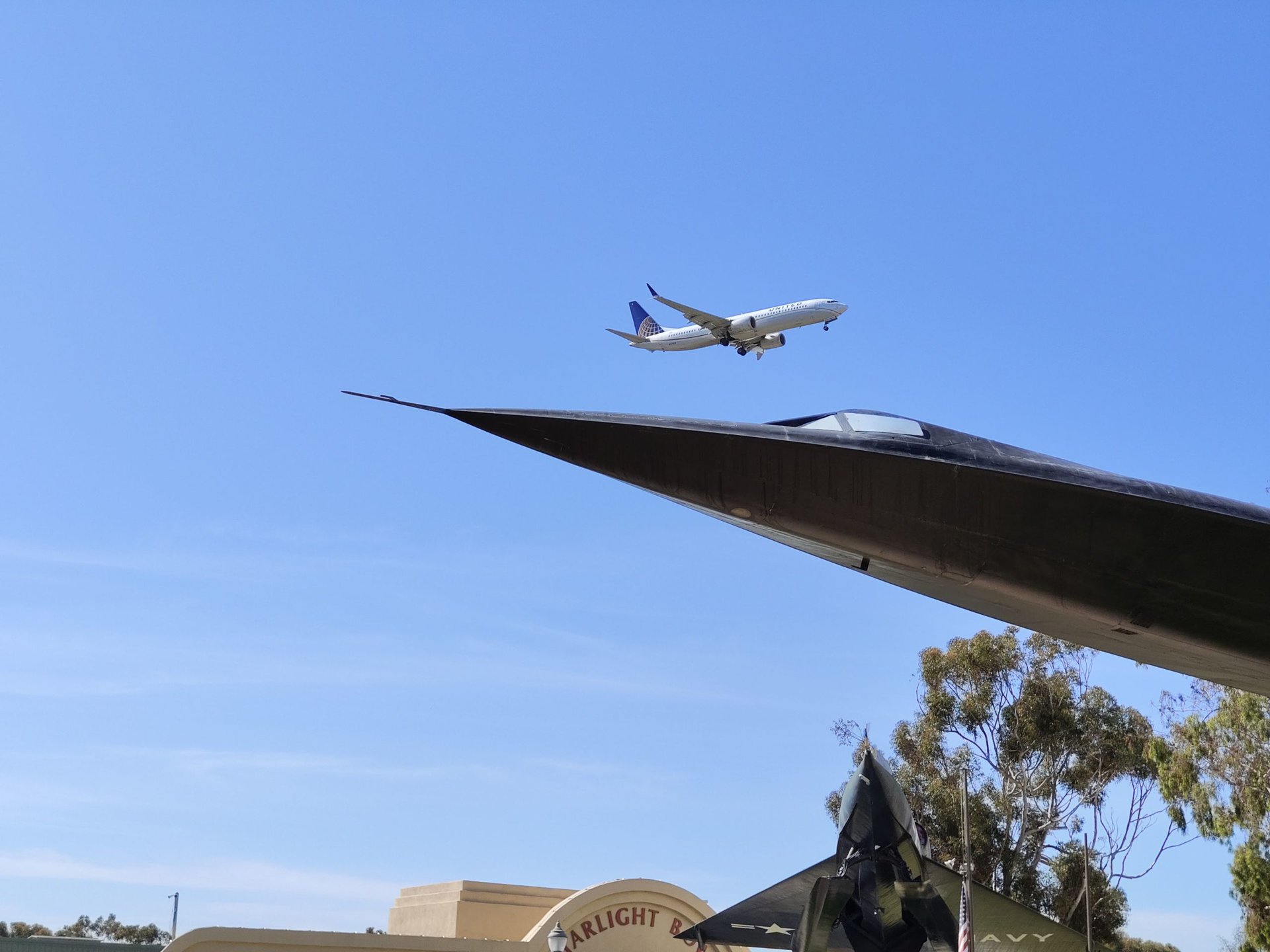 Plane photobombing a jet
