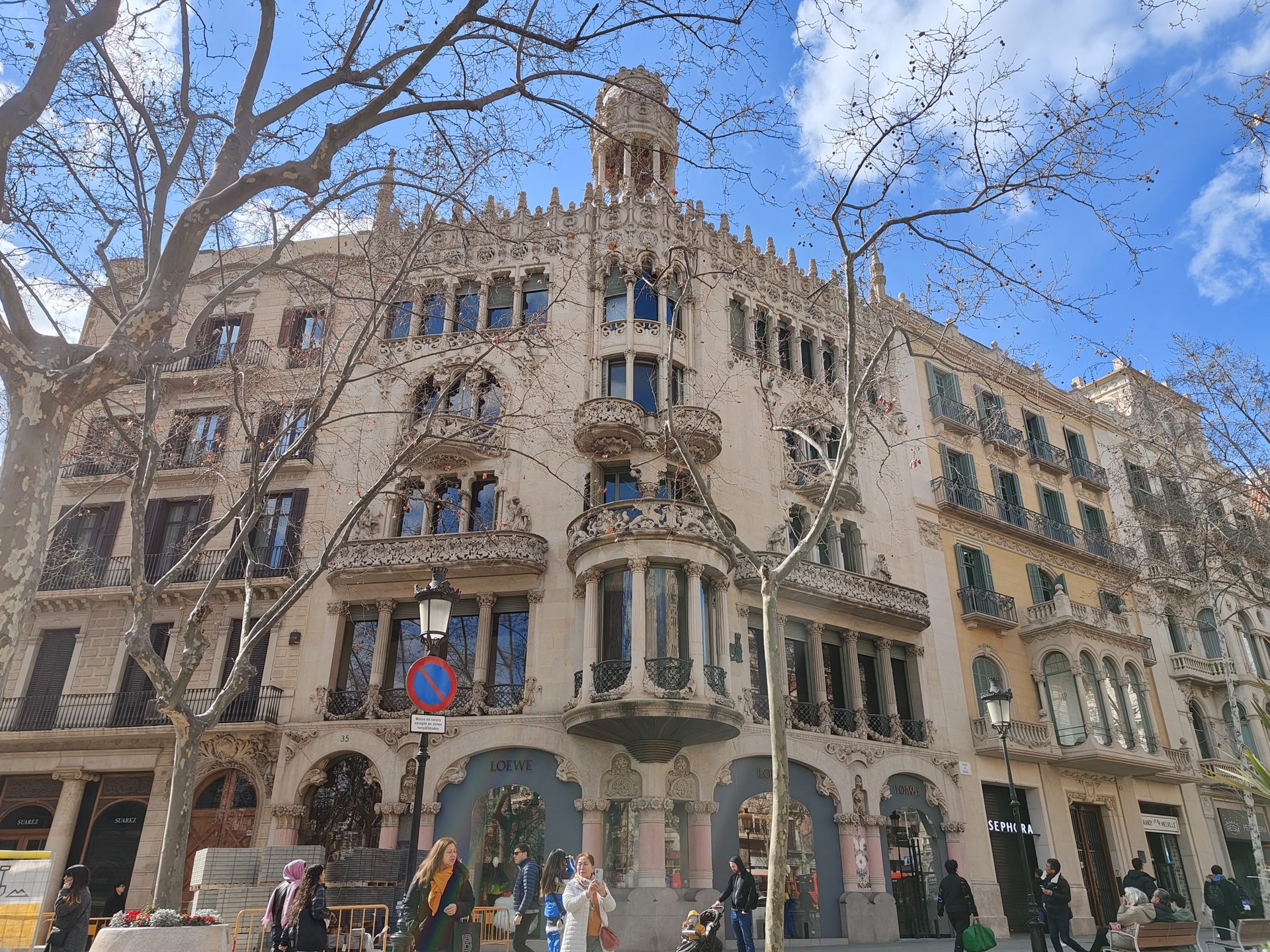 Realme GT 3 Barcelona building 1x