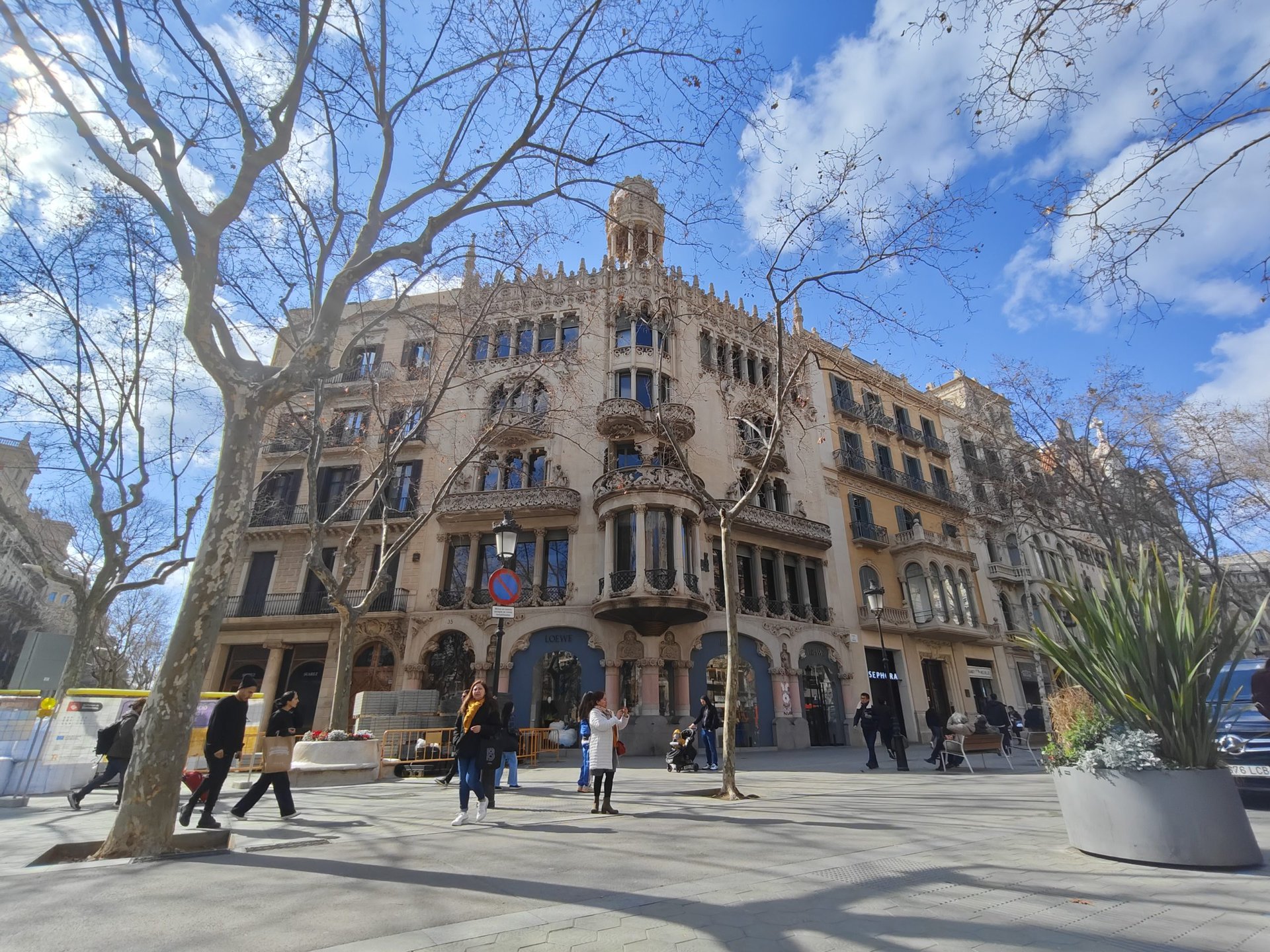 Realme GT 3 Barcelona building ultrawide