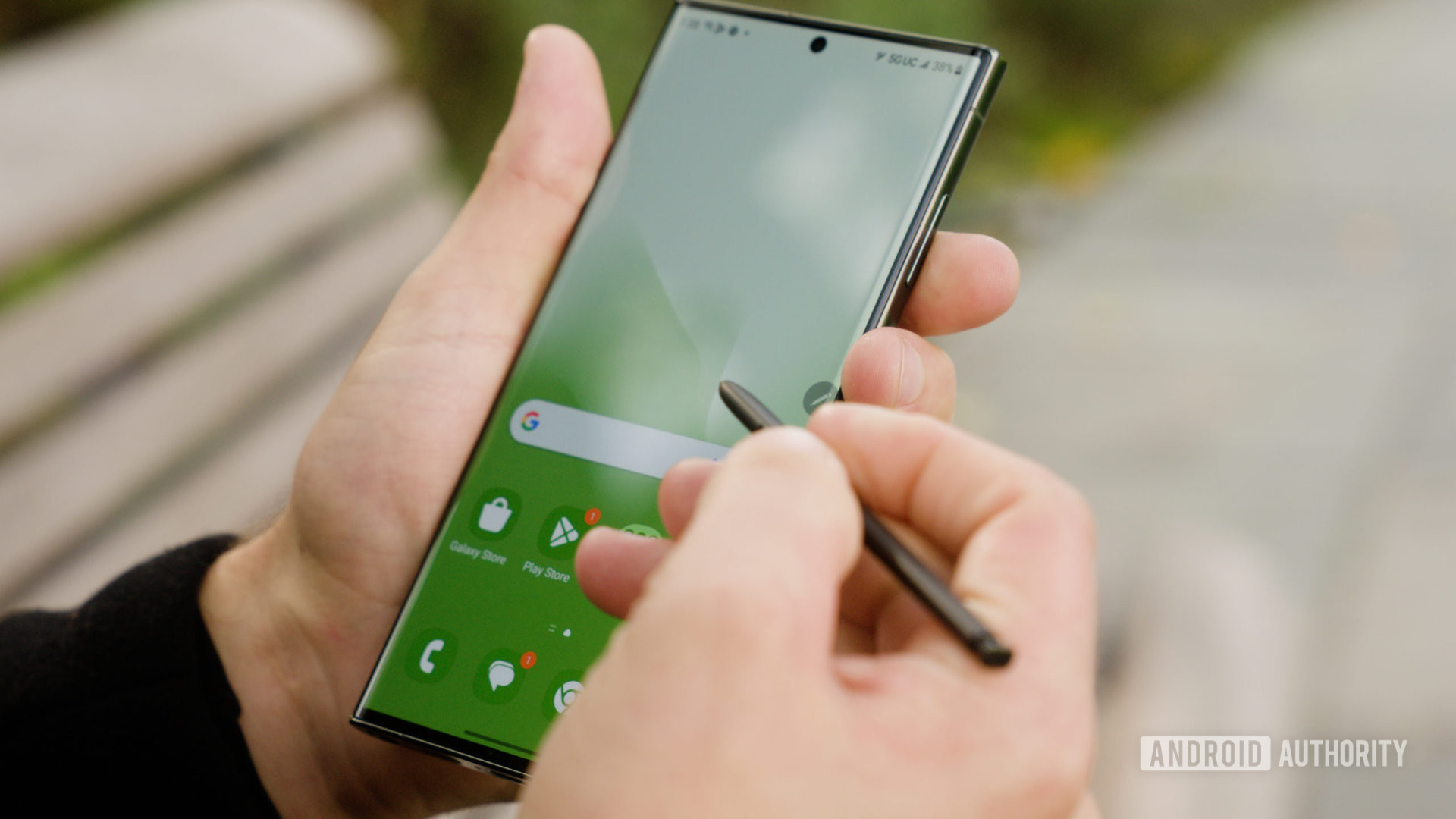 Samsung Galaxy S23 Ultra Green Holding S Pen