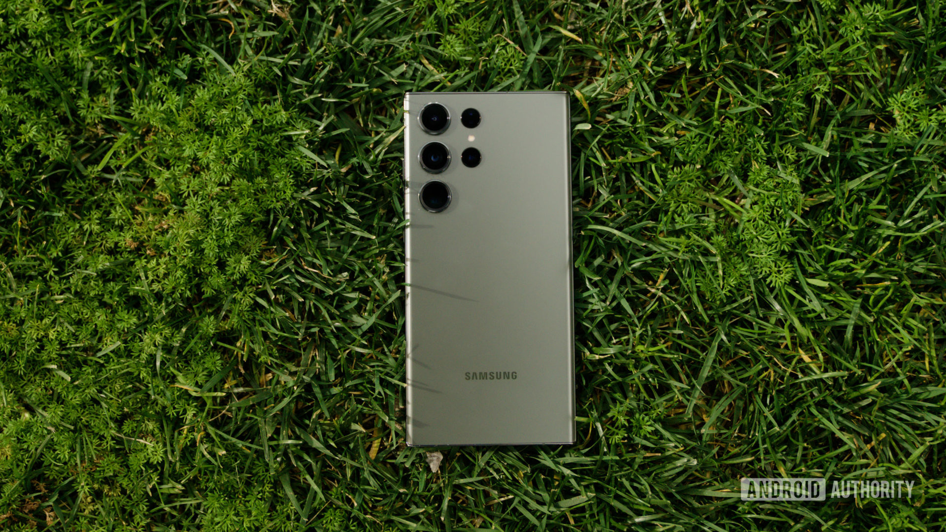 Samsung Galaxy S23 ultra verde sobre hierba