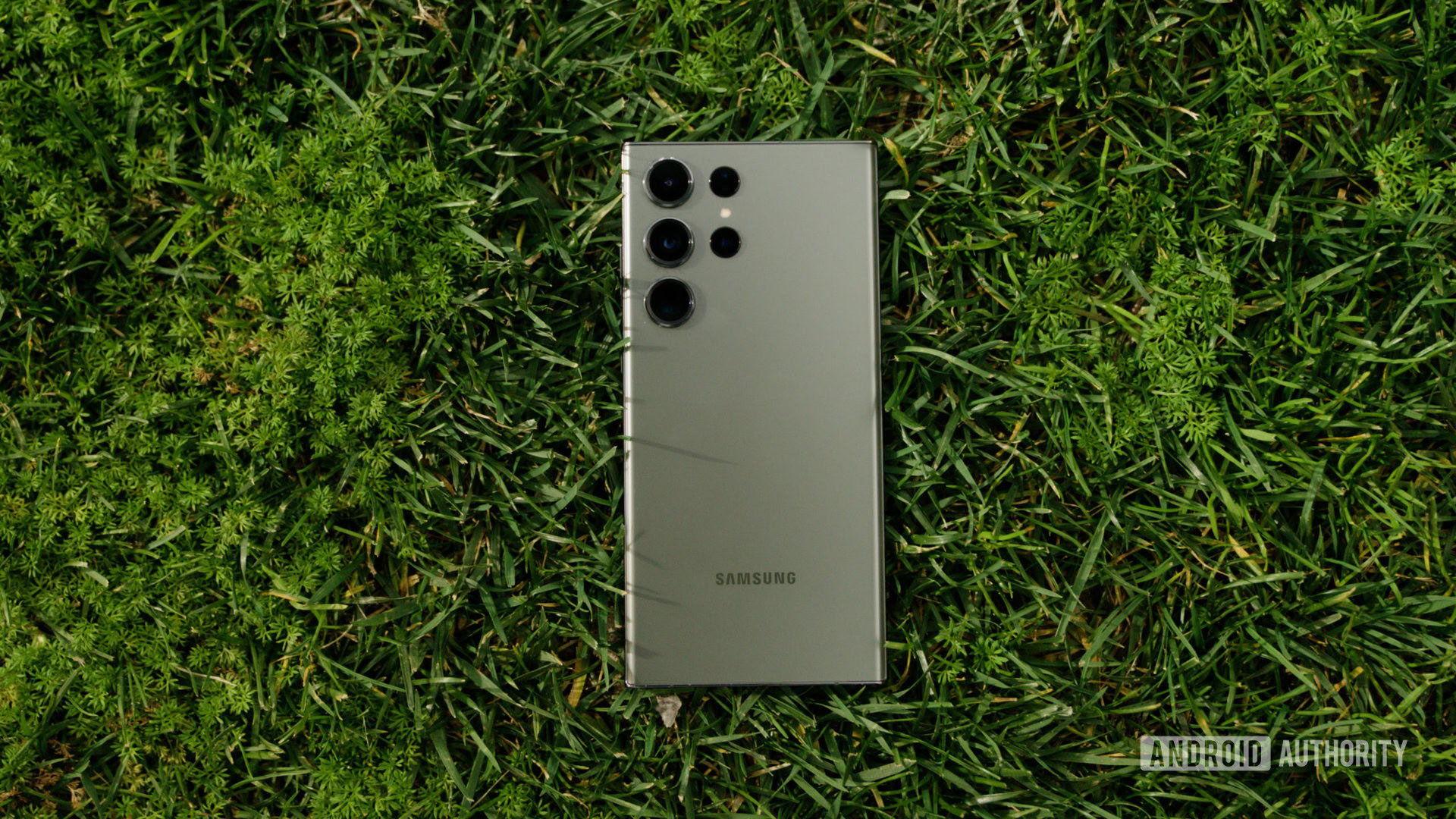 Samsung Galaxy S23 Ultra Green On Grass