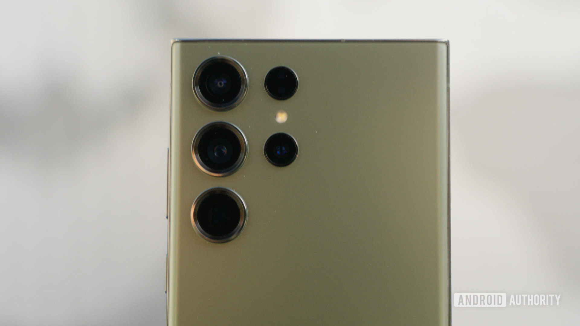 Задние камеры Samsung Galaxy S23 Ultra Green крупным планом