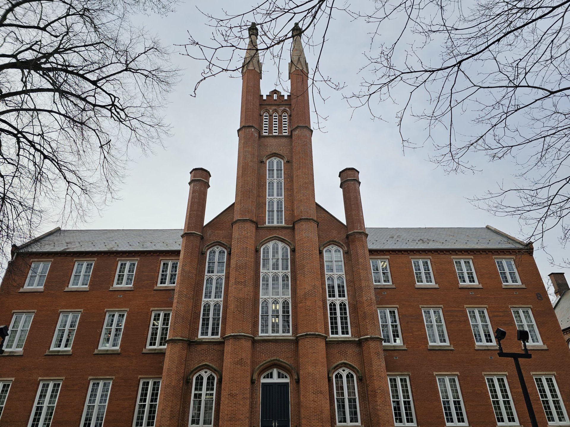 Samsung Galaxy S23 Ultra red building standard