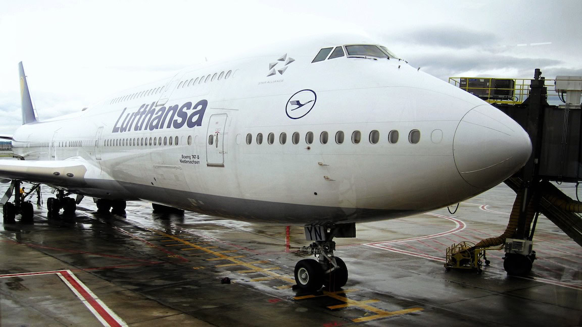 lufthansa plane