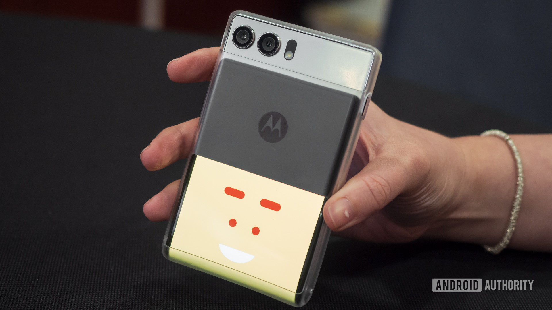 motorola rizr teléfono enrollable pequeña cámara trasera animación