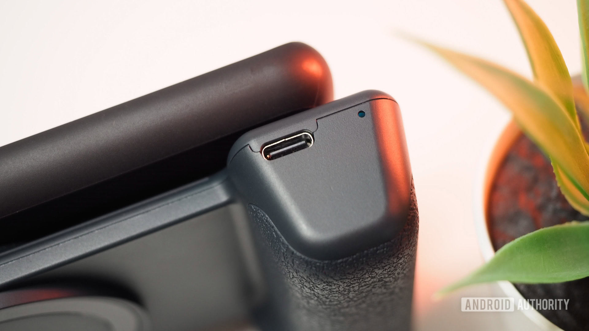 Face inférieure ShiftCam SnapGrip avec port USB-C et trou de réinitialisation