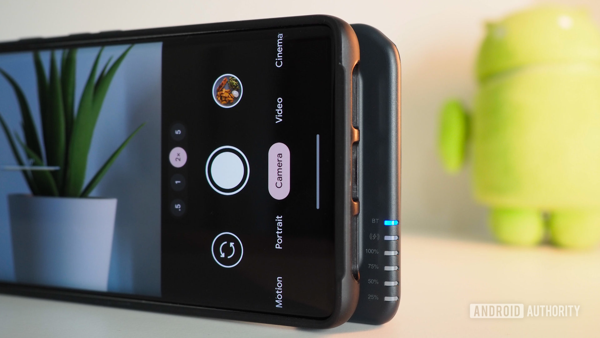 ShiftCam SnapGrip desde un lado conectado a través de Bluetooth a Google Pixel 7 Pro con la aplicación de la cámara abierta
