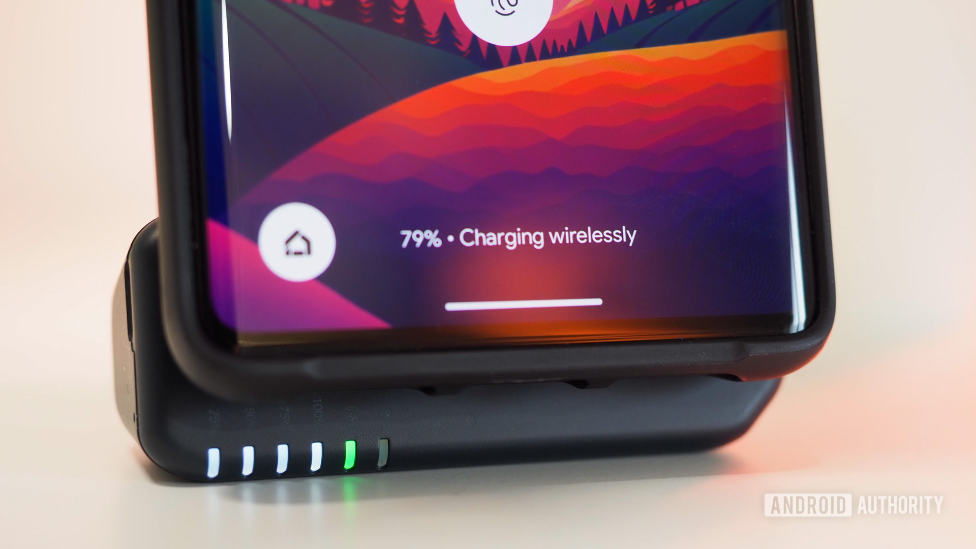 Le Google Pixel 7 Pro se recharge sans fil via le ShiftCam SnapGrip, avec des lumières LED alimentées par batterie