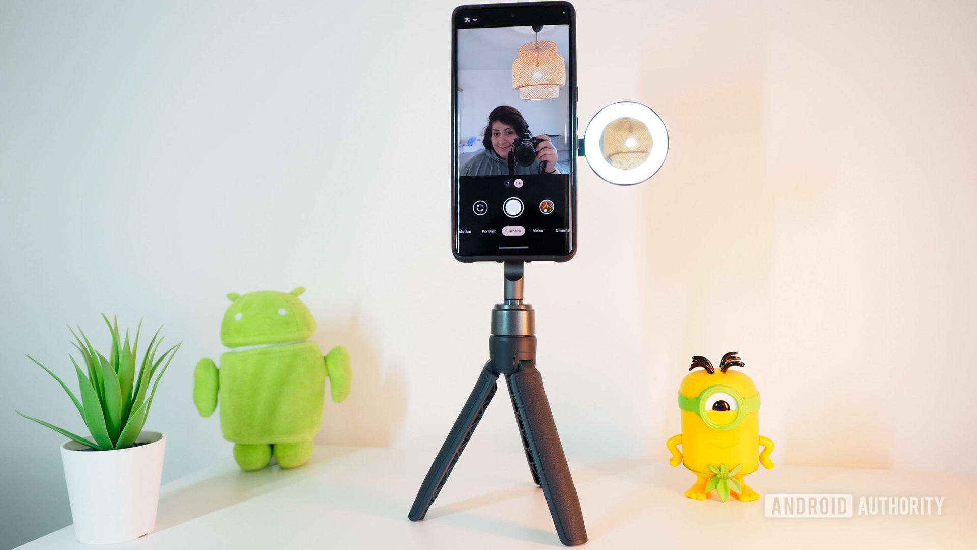 Google Pixel 7 Pro dans le boîtier Moment (M) Force monté sur le trépied ShiftCam SnapPod, avec SnapLight dépassant sur le côté.  L'application Appareil photo s'ouvre en mode selfie.