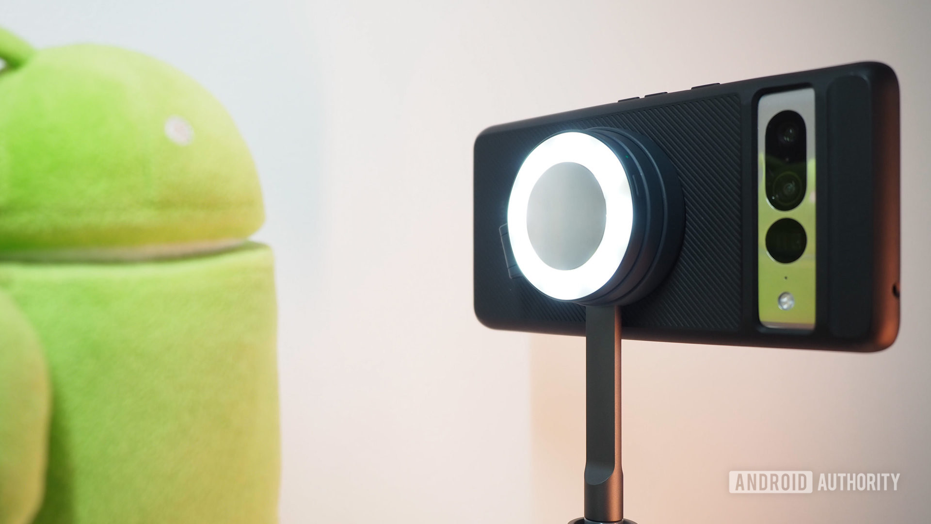 Google Pixel 7 Pro dans le boîtier Moment (M) Force fixé au trépied ShiftCam SnapPod, avec les LED SnapLight allumées, face à un droïde vert