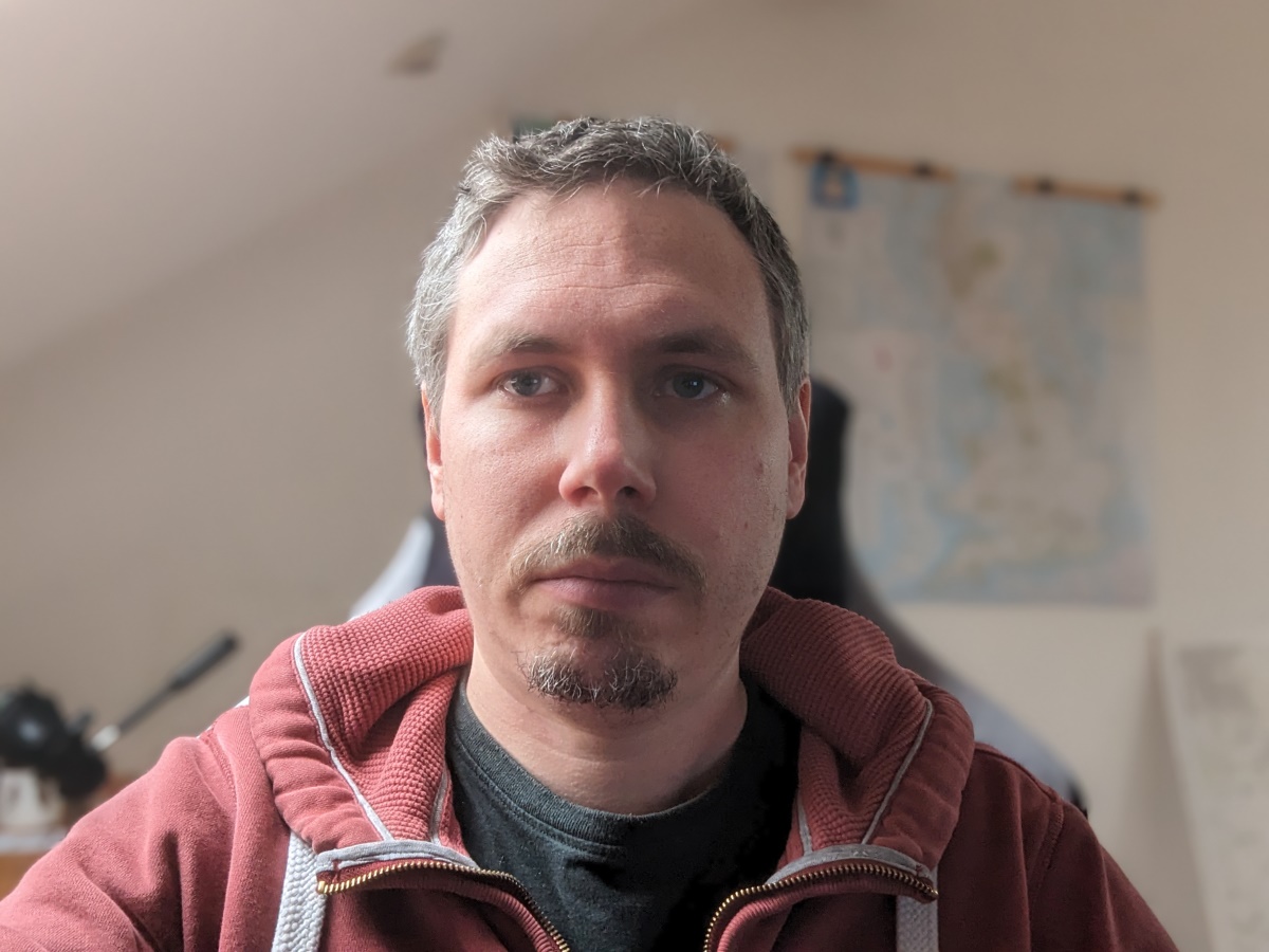 Google Pixel 7 Pro camera selfie portrait man indoors