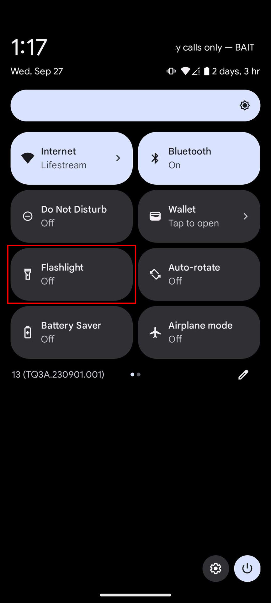 How to turn on the flashlight using Android Quick Settings (2)