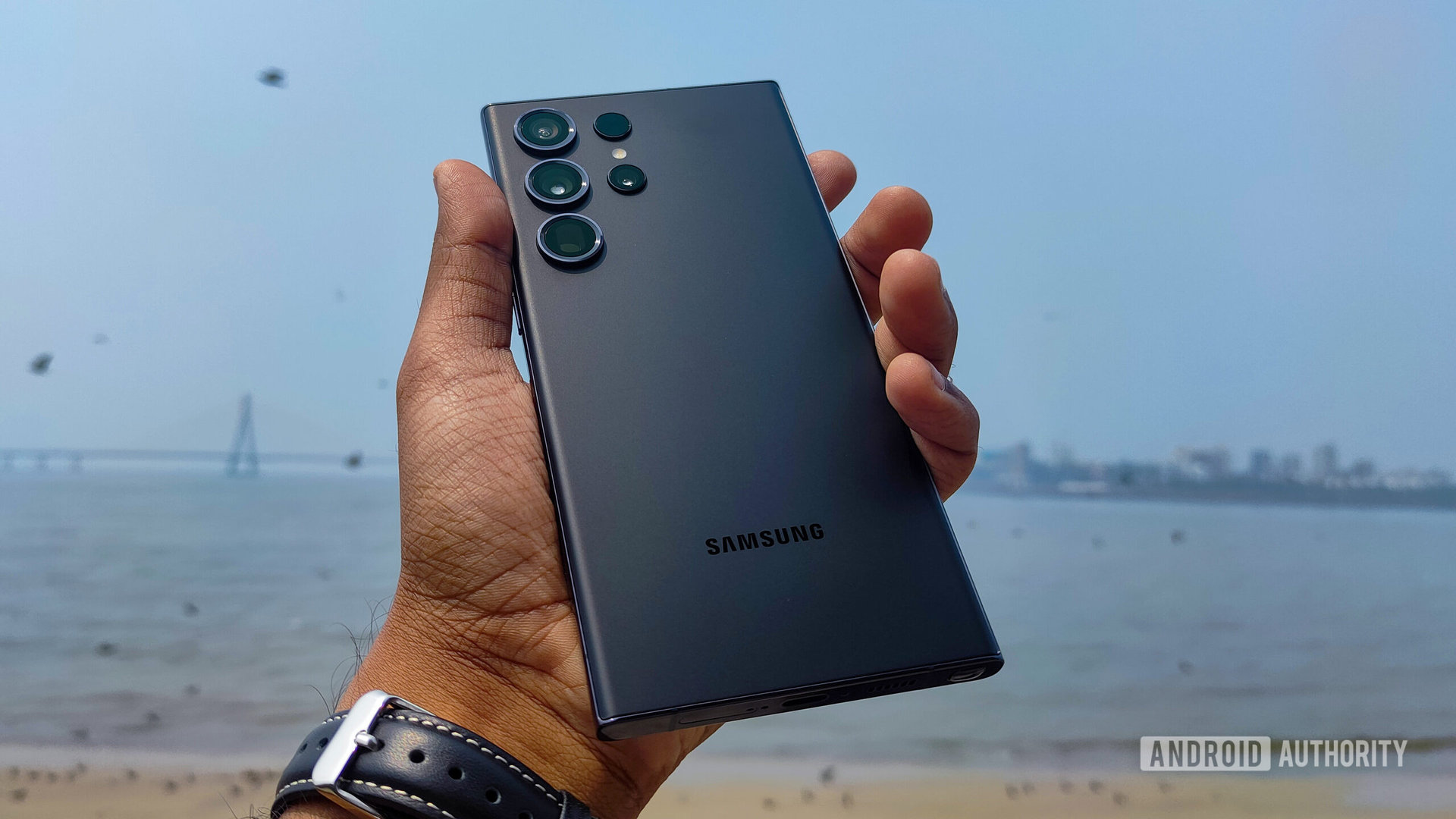 Samsung Galaxy S23 Ultra Black color in hand