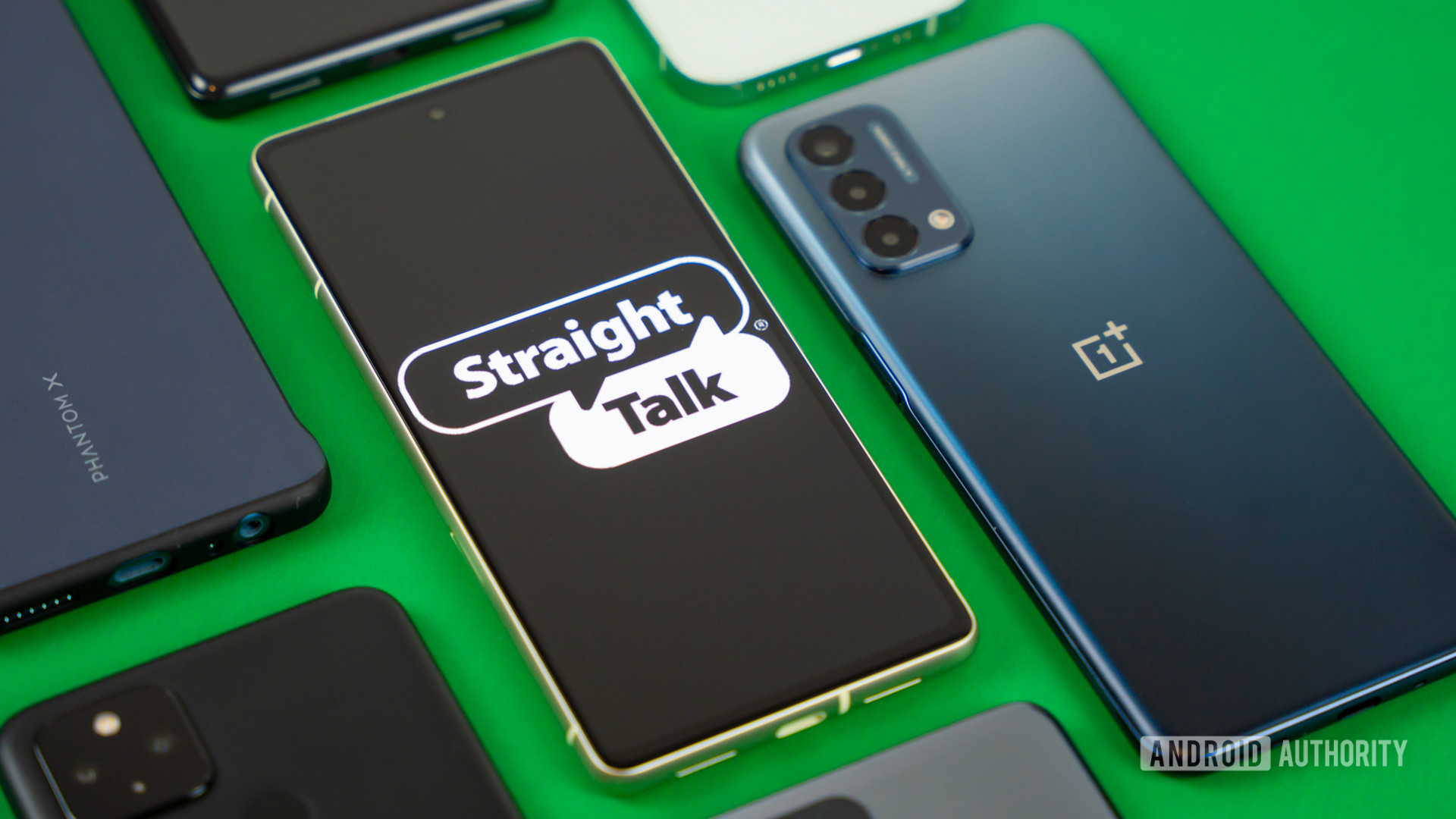 Stok foto logo Straight Talk di ponsel dengan banyak perangkat 5